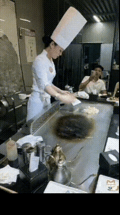 帽子一定要这么高吗？鸡蛋一定要这么玩儿一下吗？煎个蛋而已🥲