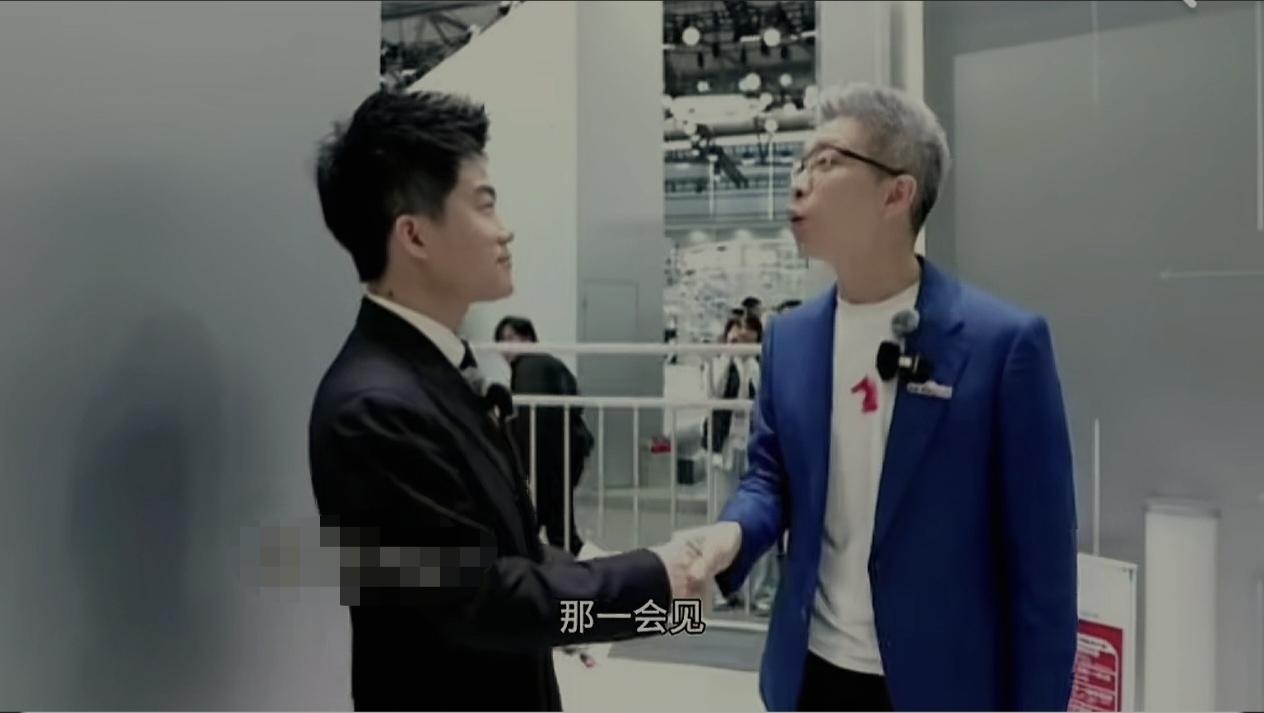 今天下午（3月13日）董宇辉和央视朱广权这对“权都董”组合在上海一起逛“AWE2