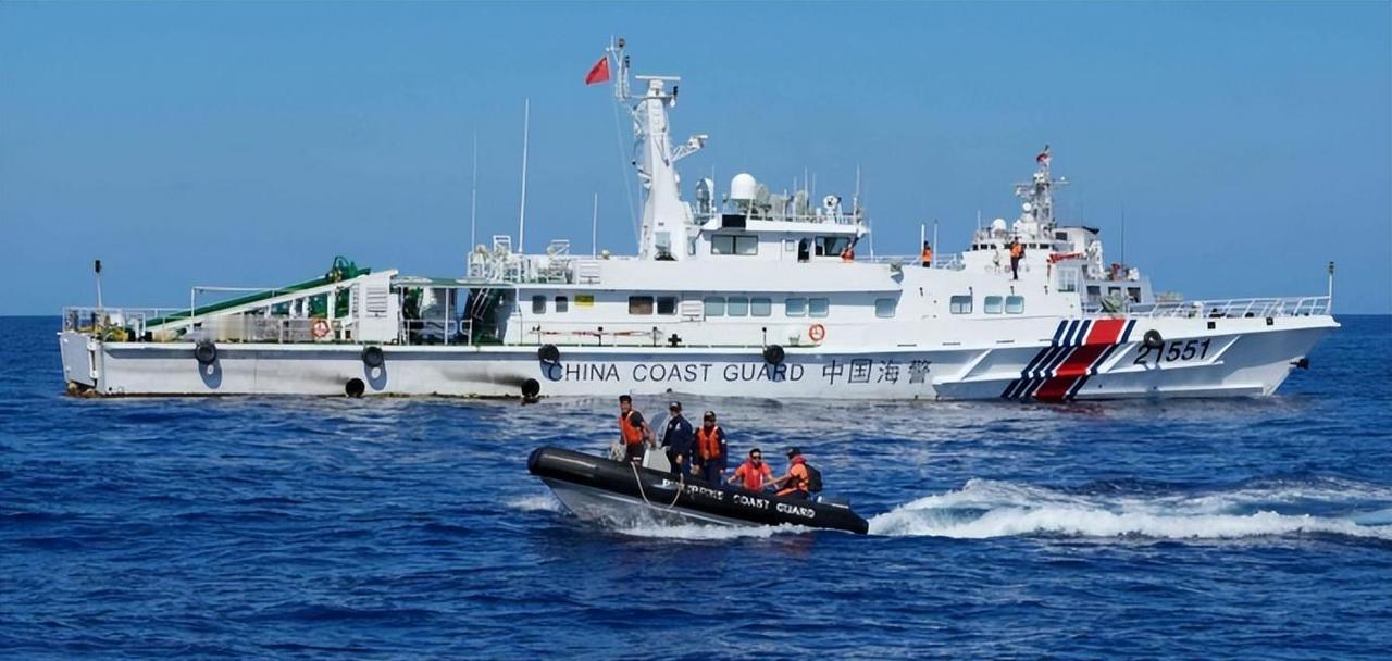 菲律宾总统马科斯最近有点坐不住了。最新民调显示，他的净支持率两个月内从+7跌