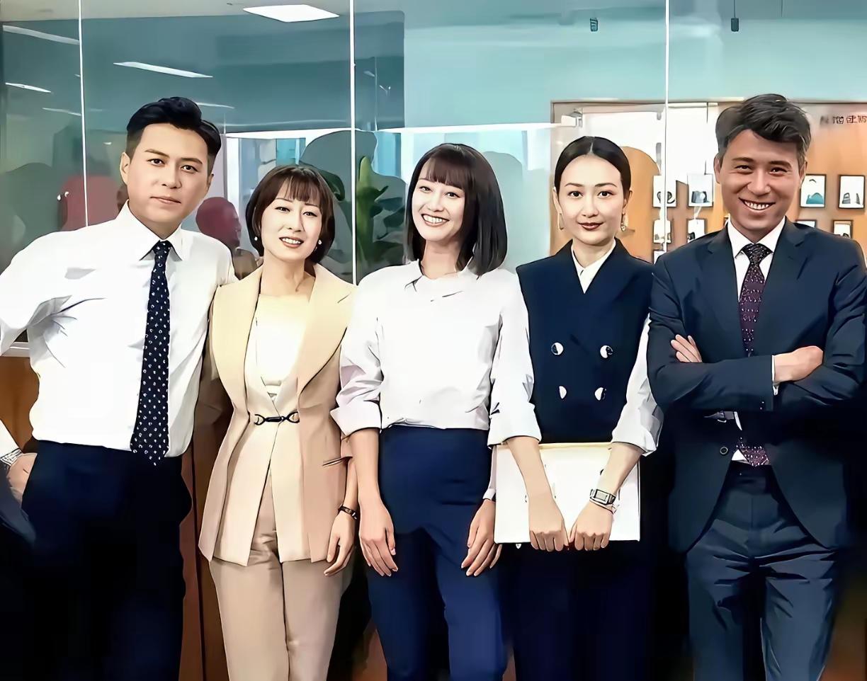 左一靳东，右一李乃文左二刘敏涛、右二王鸥最中间这位美女是谁？她凭啥独占C位