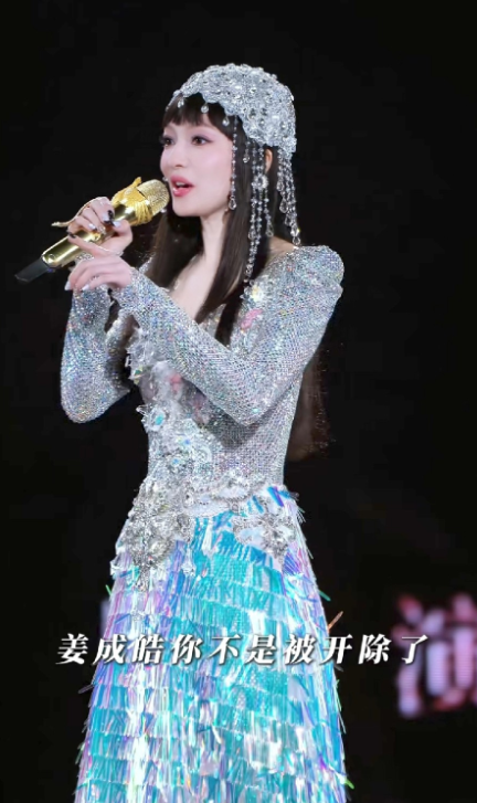 张韶涵这套又是美得眼前一亮，张韶涵的造型师确实非常好！每套我都很喜欢！