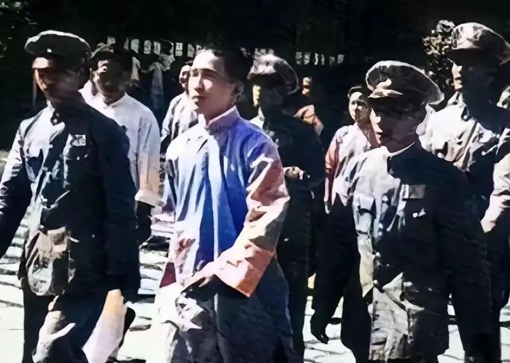 1946年，南京，汪兆铭18岁的次子汪文悌被押送法庭时的照片，镜头中他面容稚嫩，