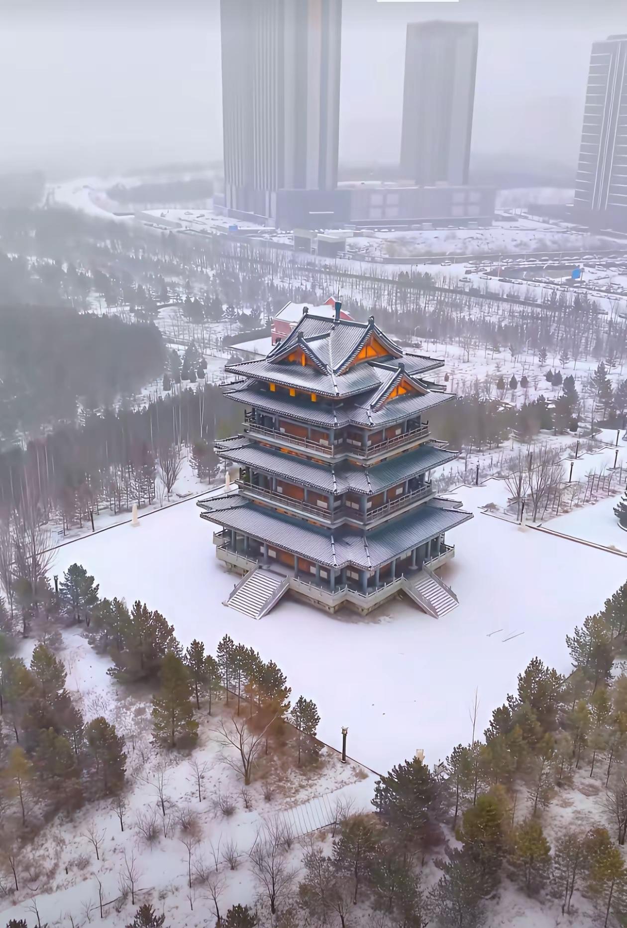 一场大雪，下出一座美丽的城市，木雕的塔楼，静静地矗立；三号桥，横跨东康，乌兰木伦