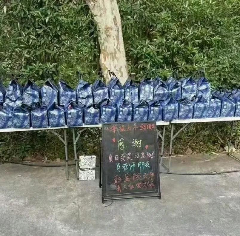 我想了好久这两咋认识的，全网连一张合影都没有[笑着哭]后来查了一下，原来是合作一