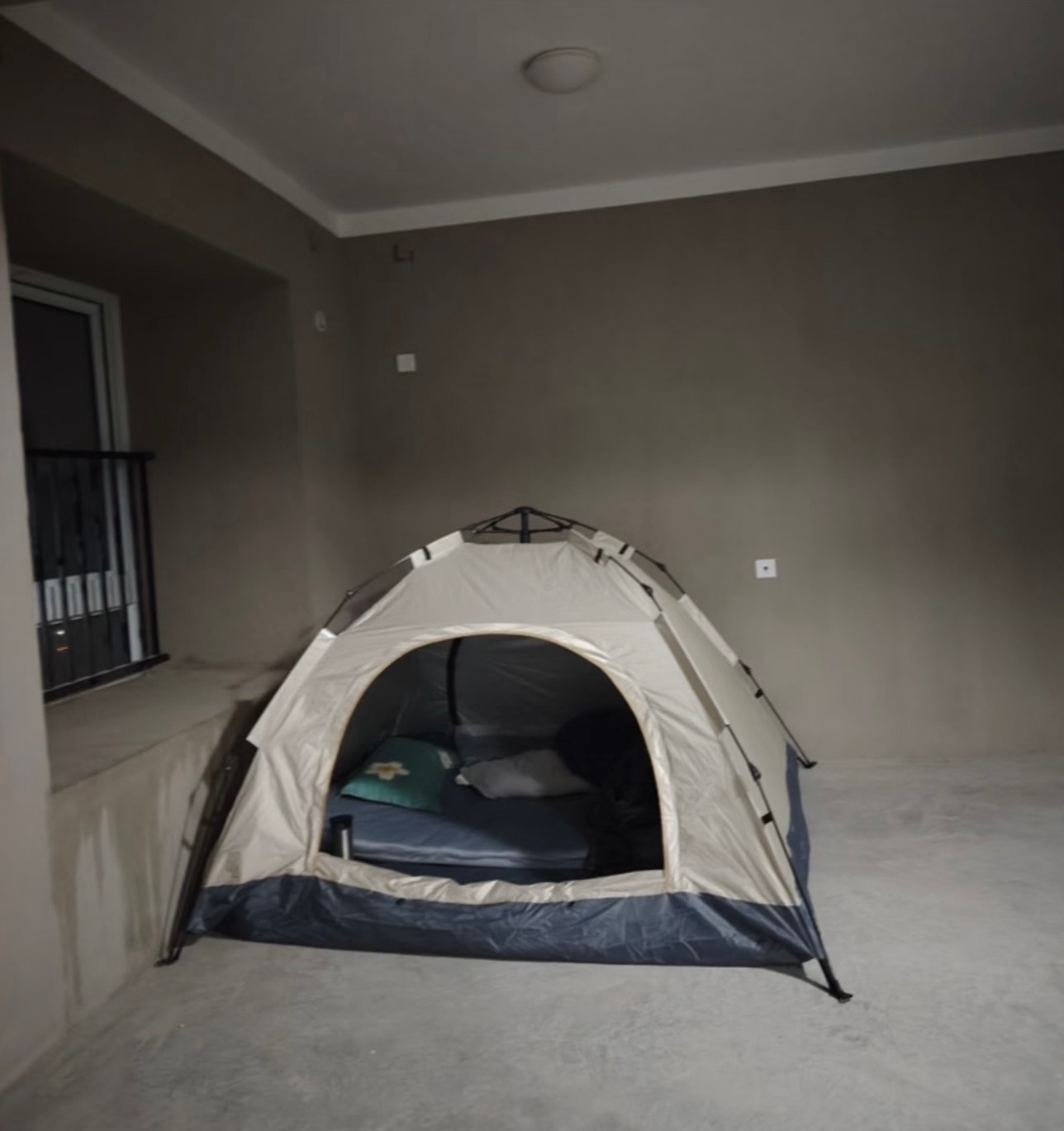 感觉这三张图非常贴切图一：其他车主眼中的特斯拉内饰图二：特斯拉车主眼中的特斯拉内