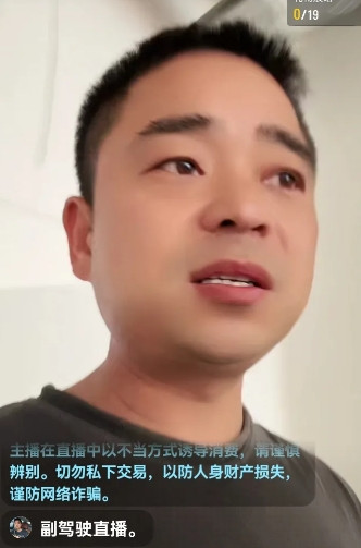 杜粉局外人直播间说；“许大舅还活着，李丽母女也还活着，只是他们在二八里的作用已经