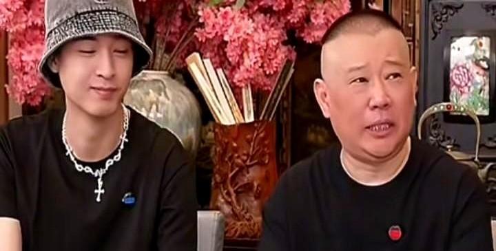 弹幕刷屏骂他，他回了一句“数钱呢”。没人想到，骂得越凶，扇子卖得越快。德云社