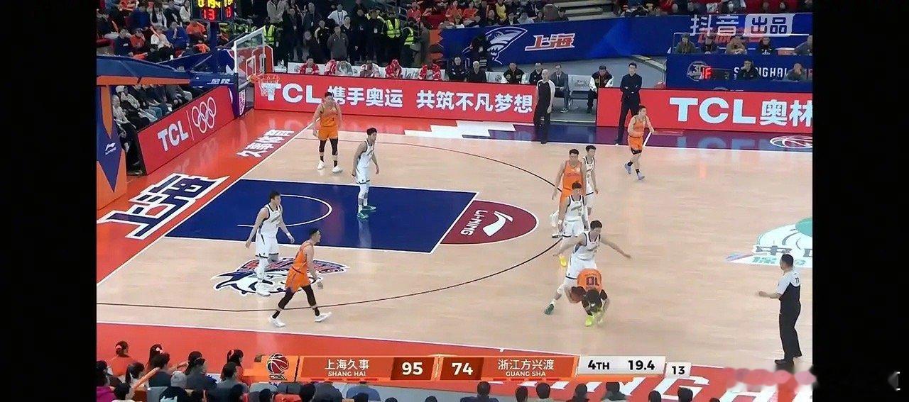 22分惨败给上海久事，浙江广厦这三位球员必须把锅背着！1. 孙铭徽（8分6助，投