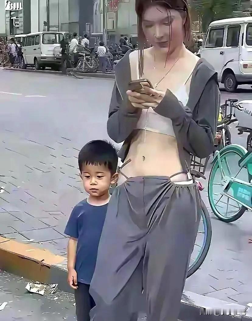 绳子一松，裤子就掉。孩子低头，妈妈懵了。这年头，时尚真不是穿给自己的。绑带