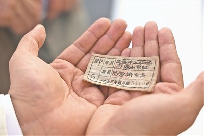 沂蒙山舰开放日，一位91岁老人没抢到票，便拿出一枚泛黄胸章对卫兵说：能不能通融一