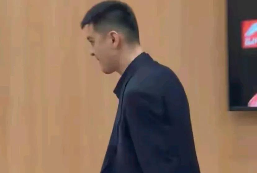 杨鸣真的是太坑人了，气死球迷了。今晚，杨鸣终于把郭士强的老本吃光了，拍拍屁股走