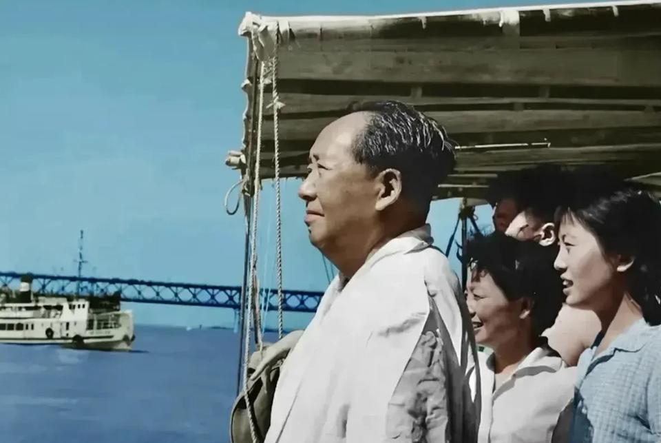 1966年，毛主席眺望长江，后面两位女同志，看起来很眼熟。毛主席的水性很好，几