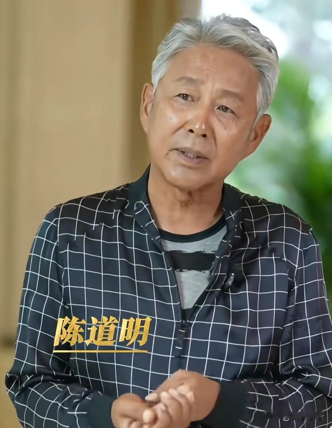 70岁陈道明参加活动，他满头白发，脸上有好多皱纹，一代男人老了！[墨镜][墨镜]