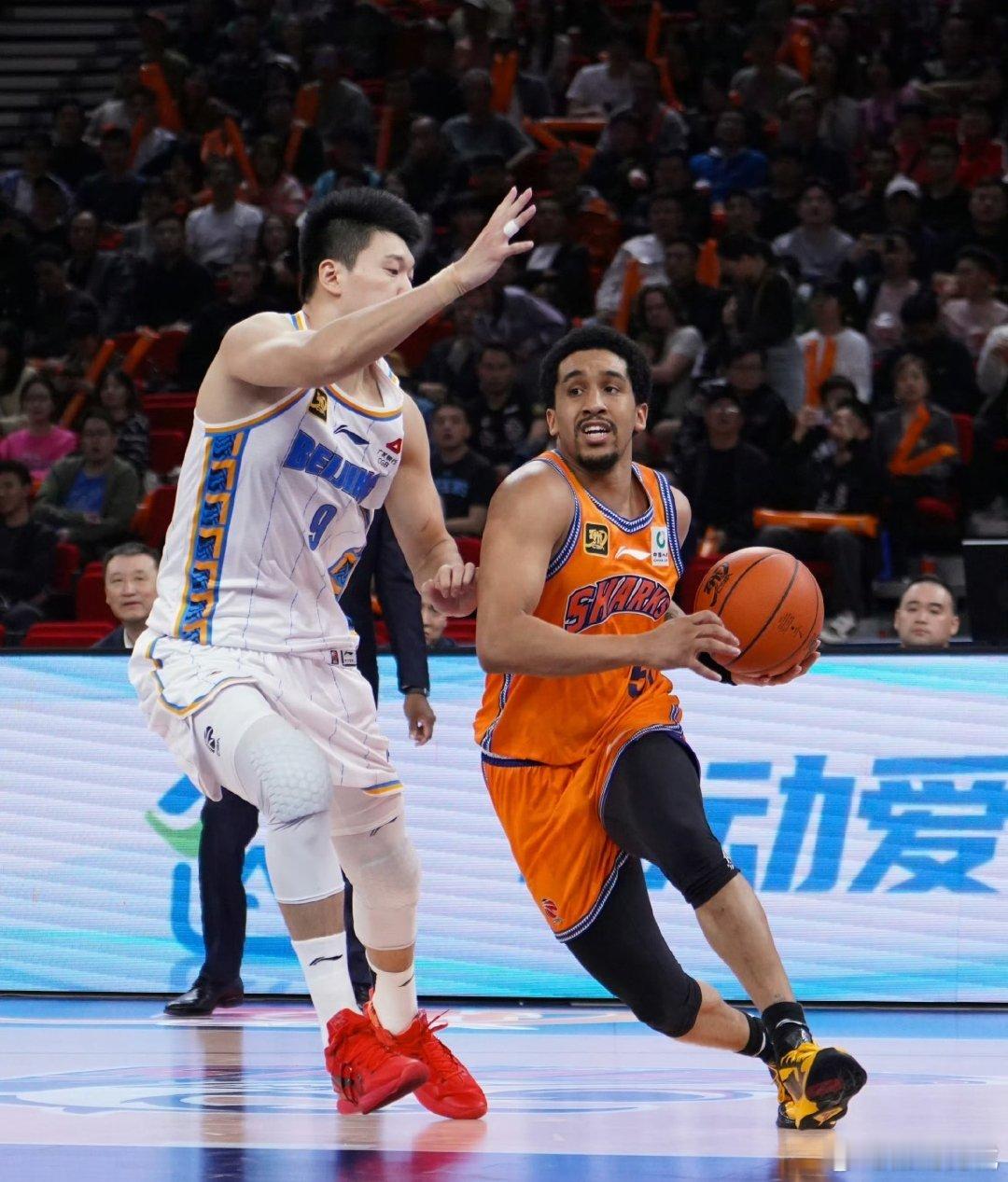 消息源：据我了解，曾经效力于广东男篮，上海男篮的外援沃特斯，近期已经收到了来自N