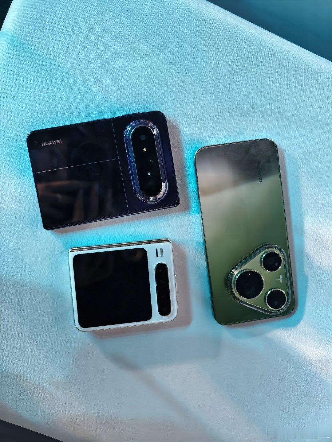 华为PuraXMax和我的华为PuraX对比，真的大好多啊。真没想到单手手感