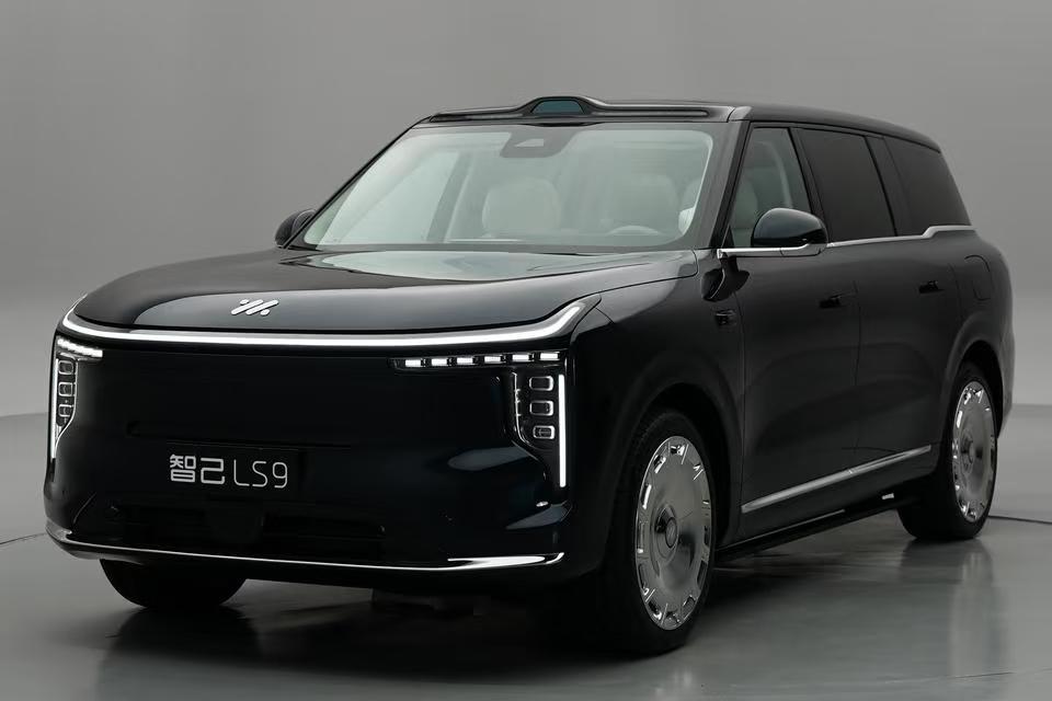 智己汽车2022年销量5000辆，智己汽车2023年销量3.83万辆，智己汽