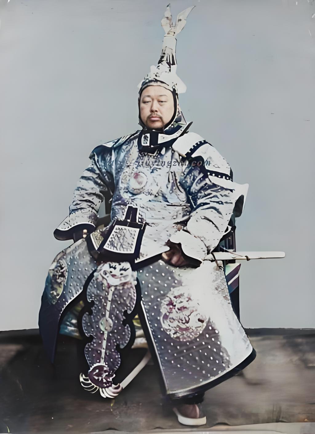 天津镇总兵罗荣光戎装像