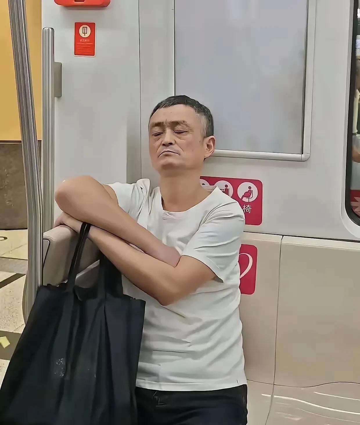 这是谁？看着咋这么眼熟呢，好像在哪儿见过似的，就是想不起来了。