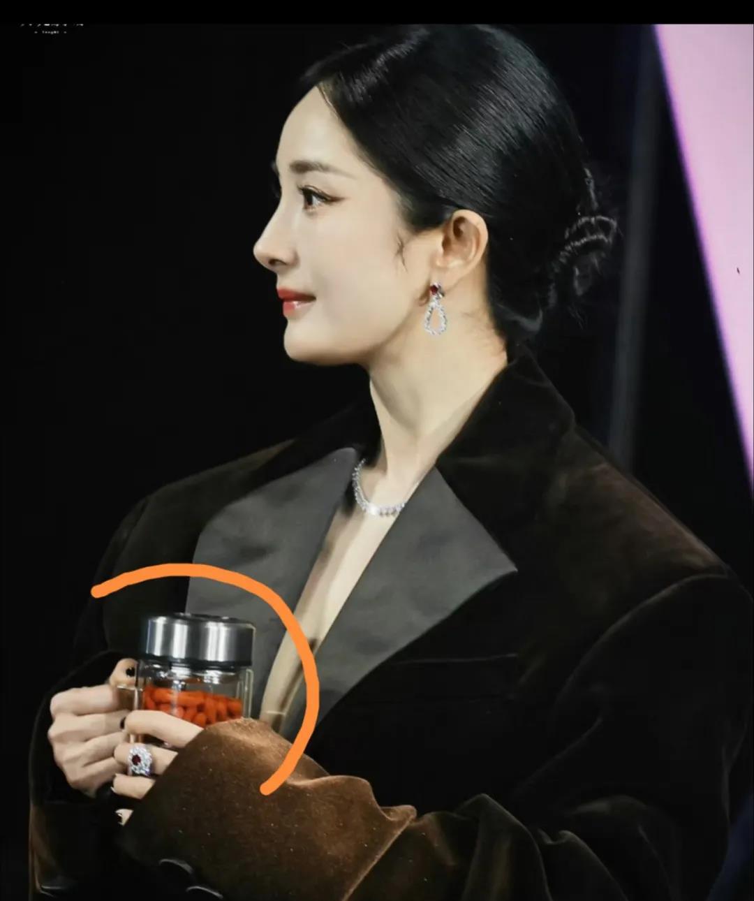 杨幂让人疑惑不是因为她漂亮，穿了很多显身材的衣服也不是因为她演技好，拍了很多
