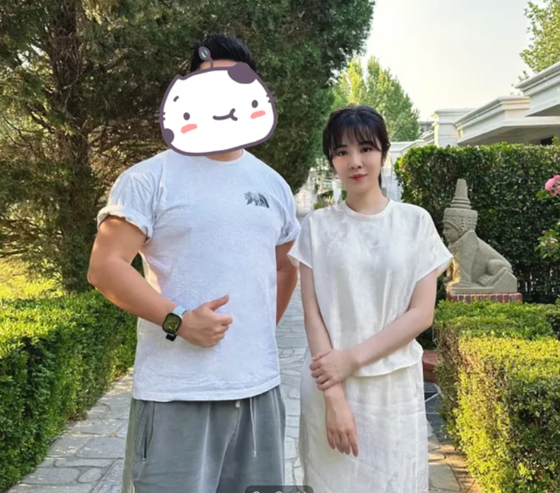 王晓晨被偶遇，双手无名指都没戴戒指，脸好肿真没以前漂亮了
