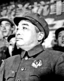 1951年初，金日成执意要求志愿军继续南下追击美军，彭老总屡次劝阻未果，怒拍桌案