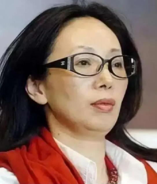 2014年，身价高达95亿的女富豪戴秀丽，打开了一瓶标价九千元的红酒，只饮了小半