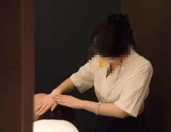 广东，一已婚老男人精力充沛就爱往足浴店跑，后来跟店内前凸后翘的女技师激情相恋了。