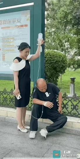 小时候父亲给孩子举着，长大后孩子给父亲举着，这就是父慈子孝家的意义