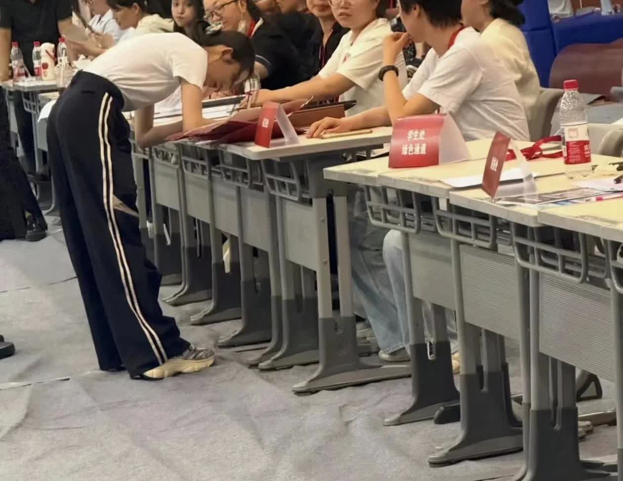 18岁黄杨钿甜现身中戏报道被网友偶遇了。前段时间因为“耳环事件”让她陷入舆论