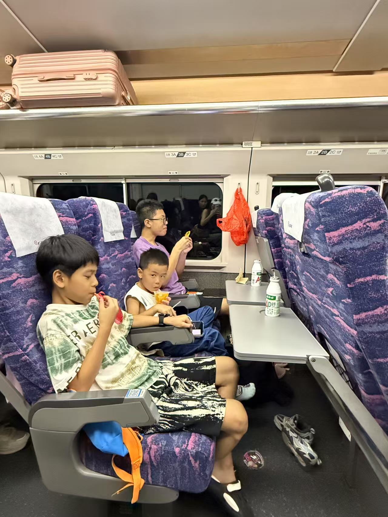 老婆和他弟妹带着几个娃去重庆吃火锅。去重庆！是去重庆！居然没有我的份……别说还蛮