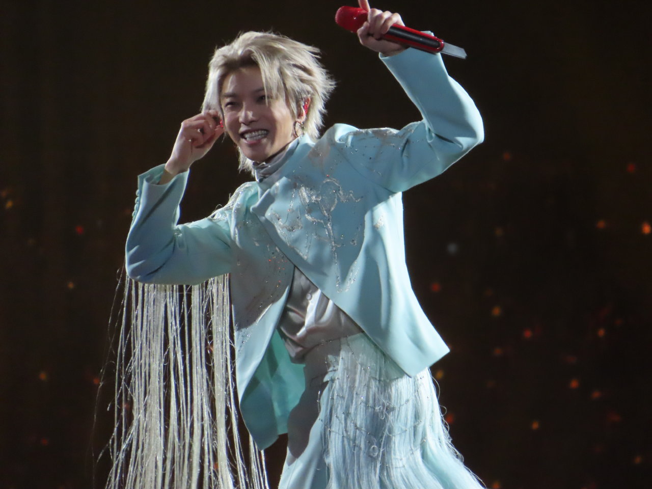 华晨宇害羞了华晨宇新的一岁要站在幸福里华晨宇新的一岁要站在幸福里，华晨宇害羞了