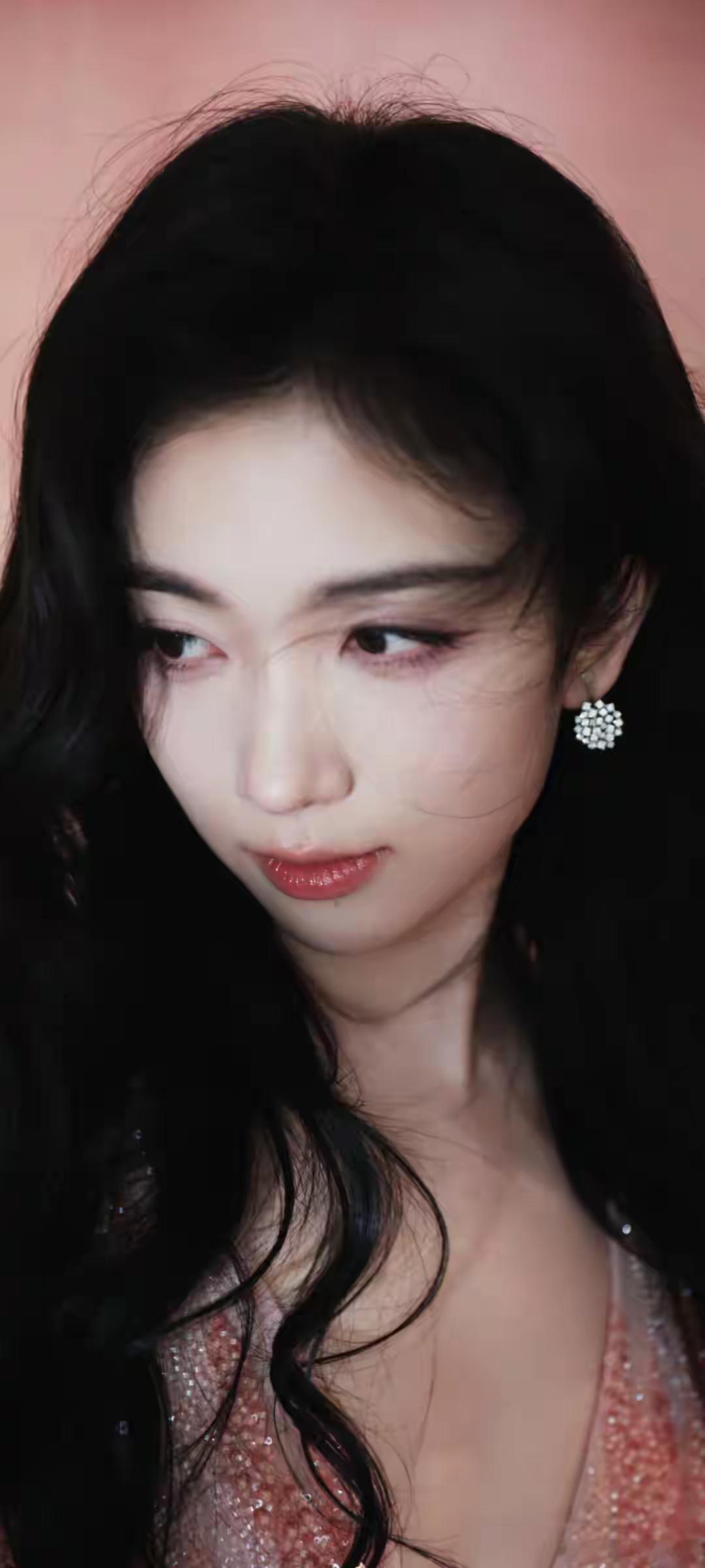 1.艾米和耳环姐一直都是竞争对手，但口碑演技完全不能相提并论，资本后续给的都是女