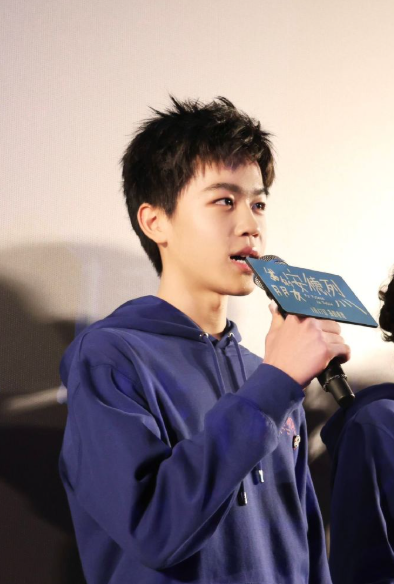 对年轻演员来说，同时推出风格迥异的作品是很好的起点。既能展现表演的宽度，也能让观