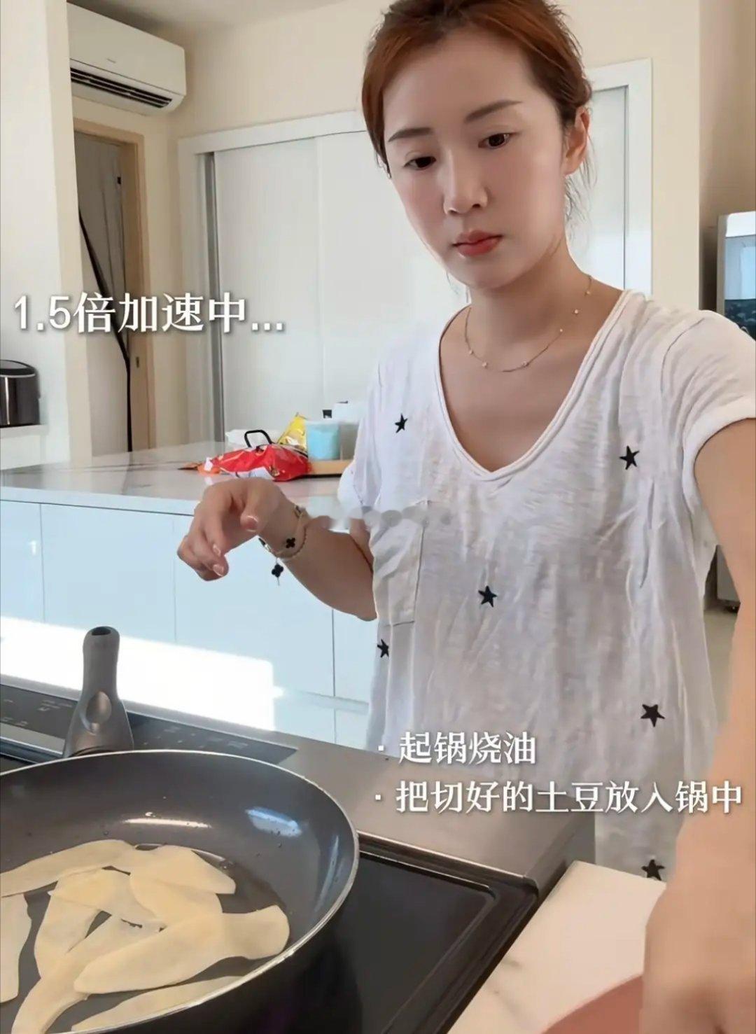 女演员李念生完三胎就基本不出来拍戏了，转型成为网络博主，拍视频记录日常生活，住豪