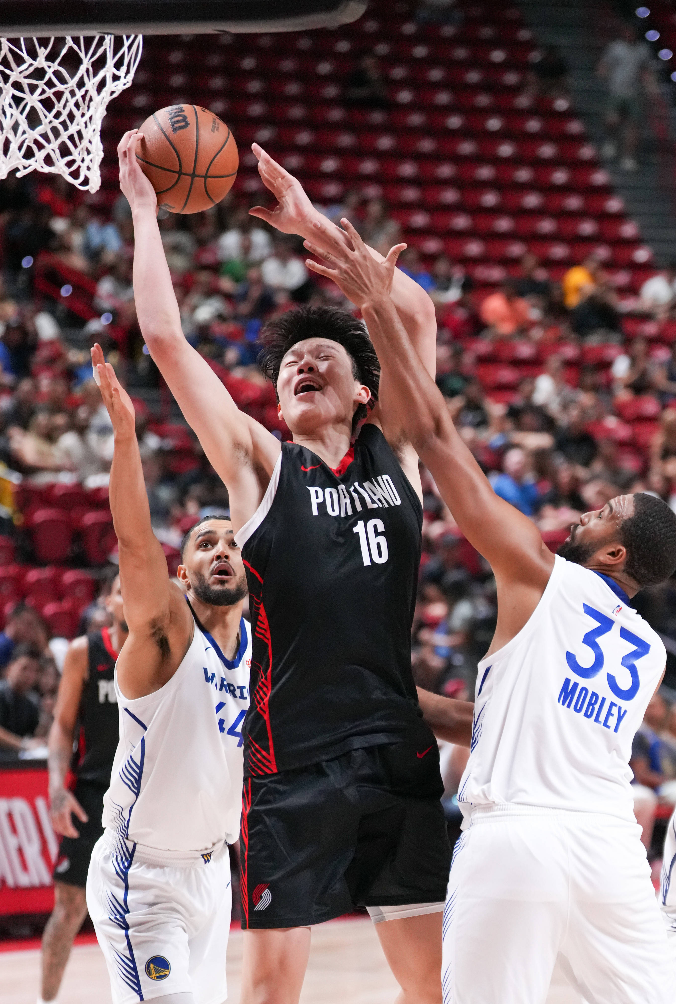 在今年杨瀚森首轮16顺位被开拓者选中，目前场均仅有2.6分1.8篮板，很多人都说