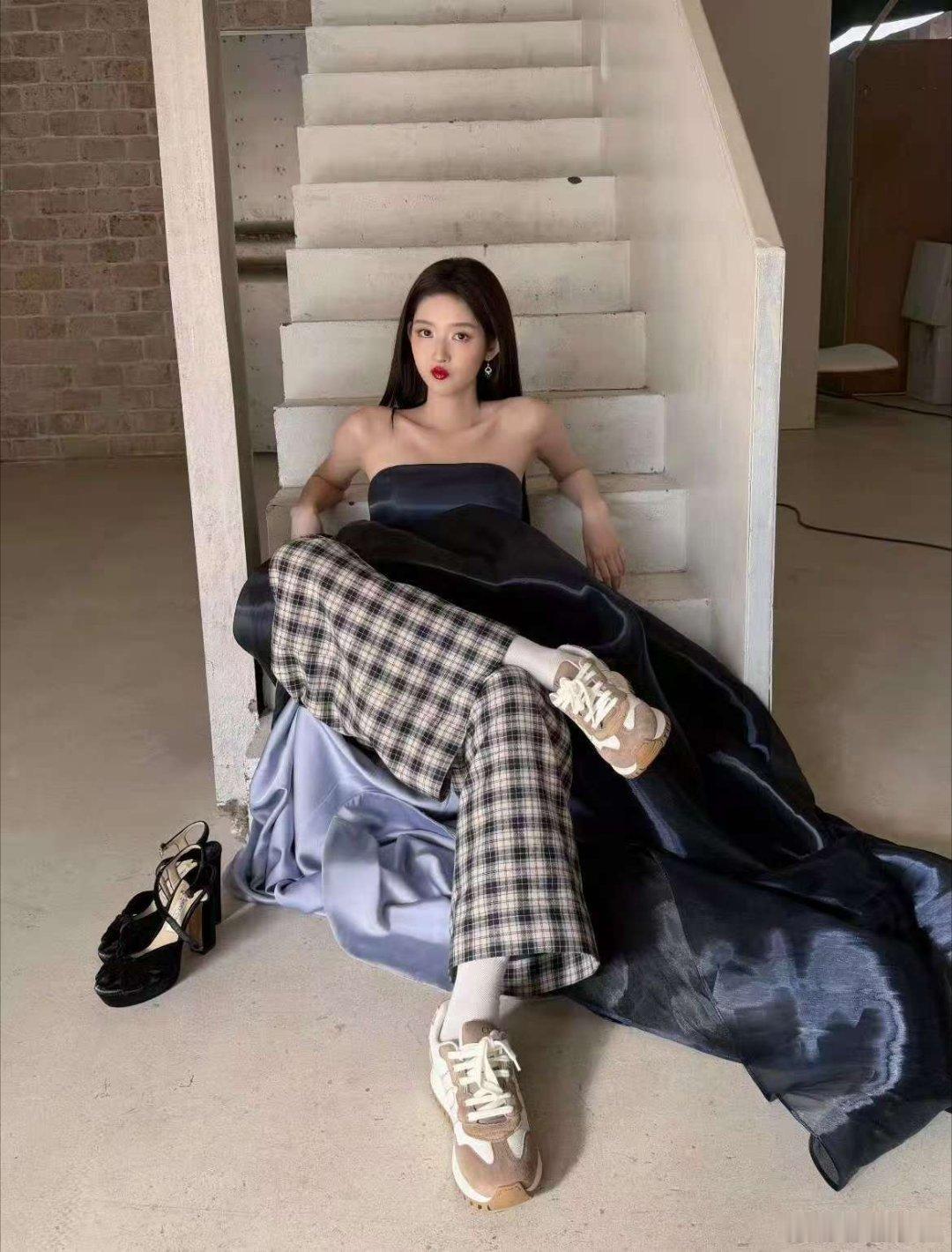 王玉雯金鸡奖出发图美到失语！175cm高挑身材驾驭深蓝色抹胸长裙，无过多珠宝点缀