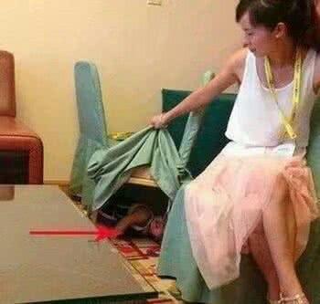 熊孩子你跑去姐姐下面干什么, 吓得姐姐都脸红了!