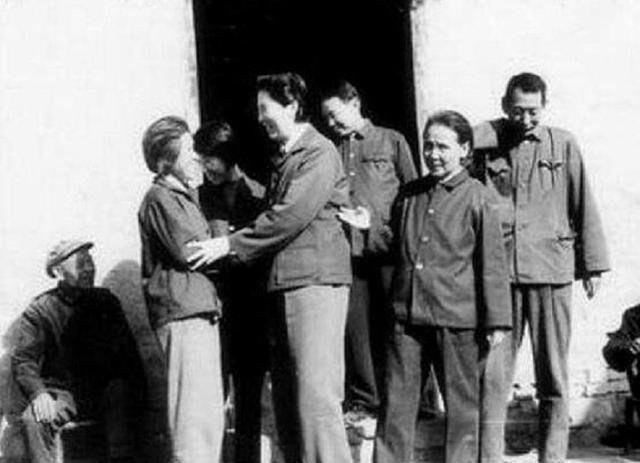 她是国民党少将之女，却成为八路军首位女参谋，建国后还任副总理1938年，延安来