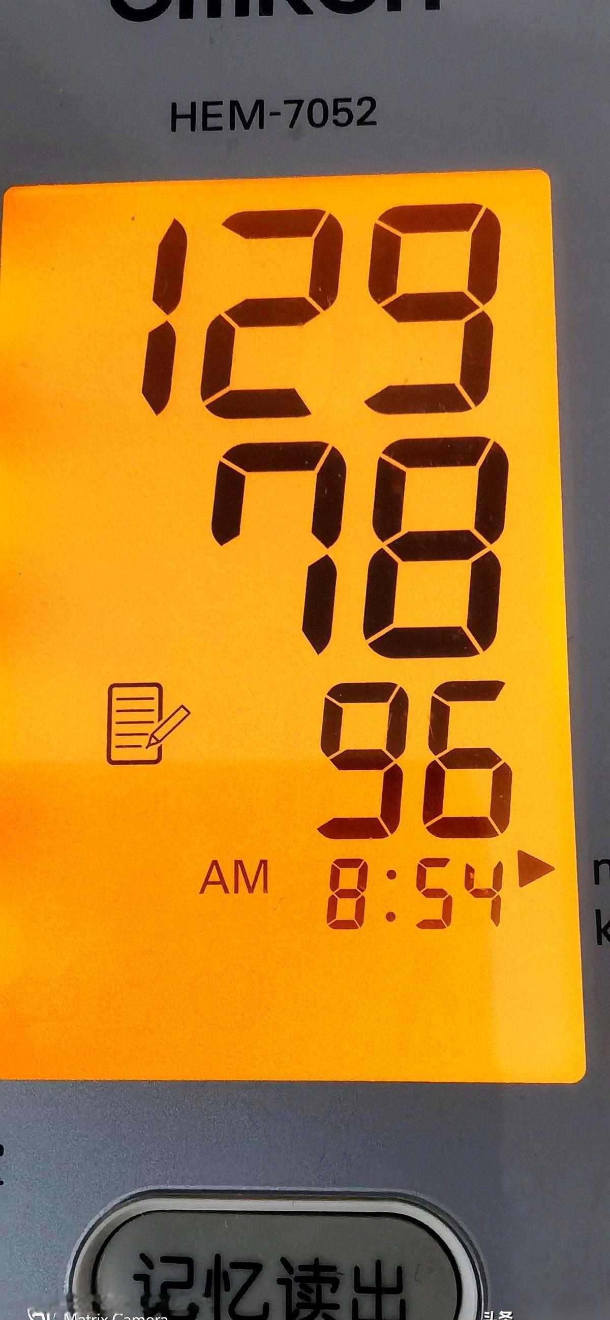 140/90。深吸一口气。再来。125/80。等会儿……不信邪，第三次，13