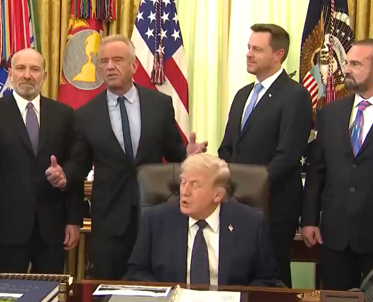 小罗伯特：600降到100，降幅是600%。特朗普：对。美国人的数学是体育老