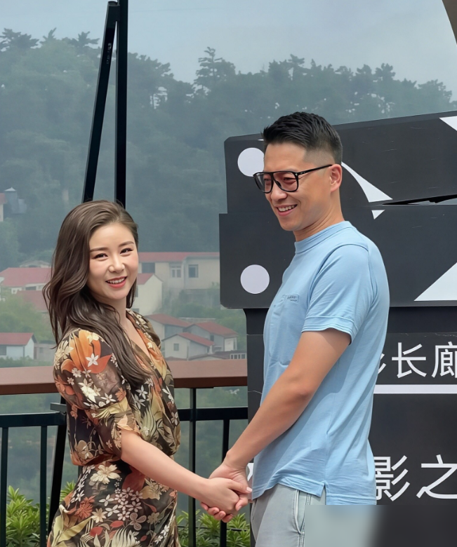 庐山偶遇王雷李小萌，结婚13年，俩儿子，走路还十指紧扣。王雷看她的眼神，跟看初恋似的。网友说李小萌胖