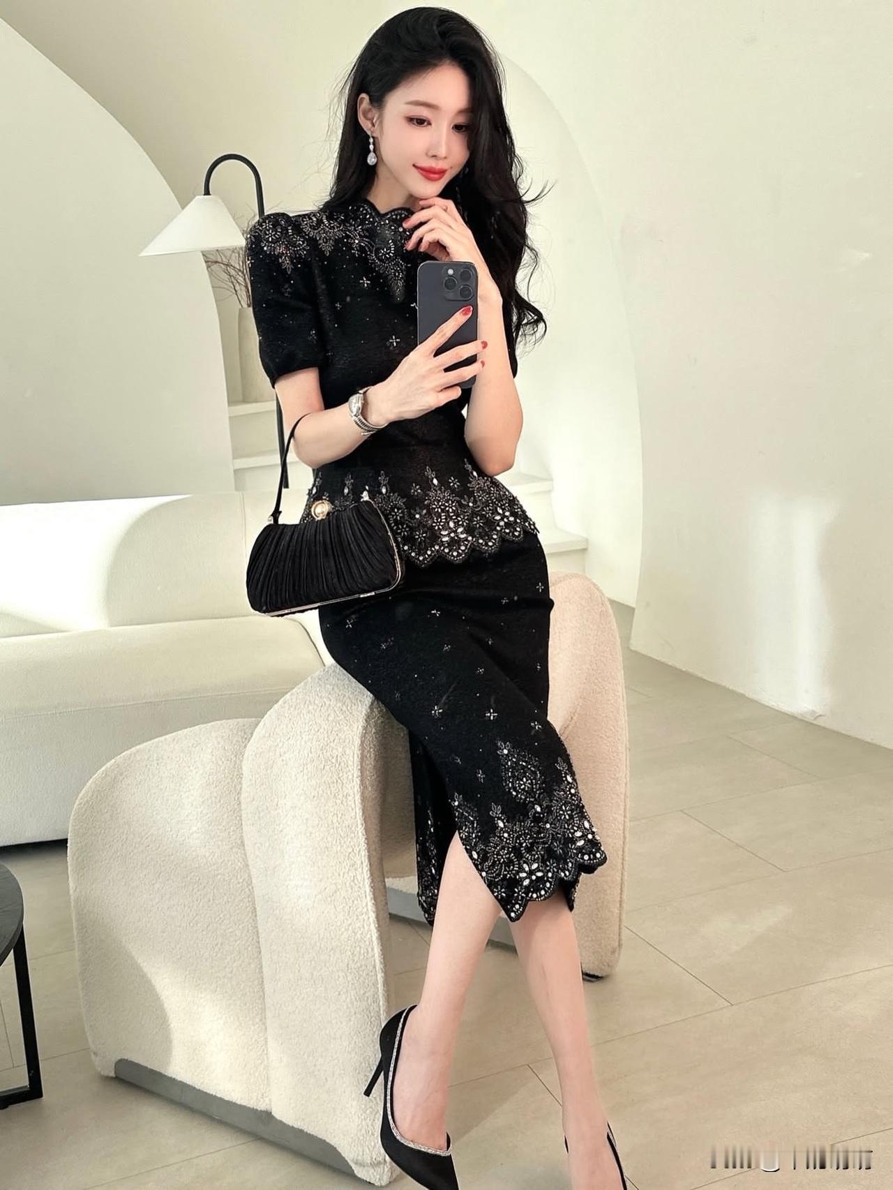 优雅黑裙，精致下午茶时光💃🍵✨女人如何穿出含蓄的性感?你们喜欢御姐还是辣妹