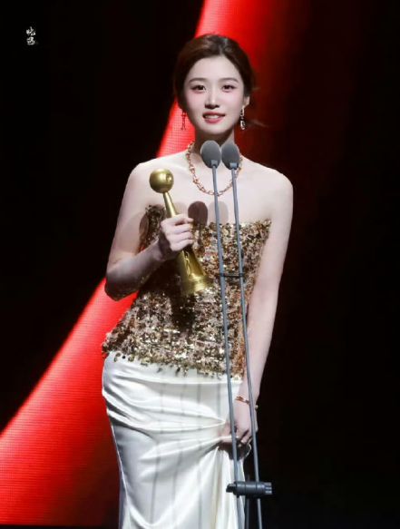 哇塞，卢昱晓内场第二套太美了！这妆造一上身，美貌瞬间被精准校准啦!矜贵千金风满满