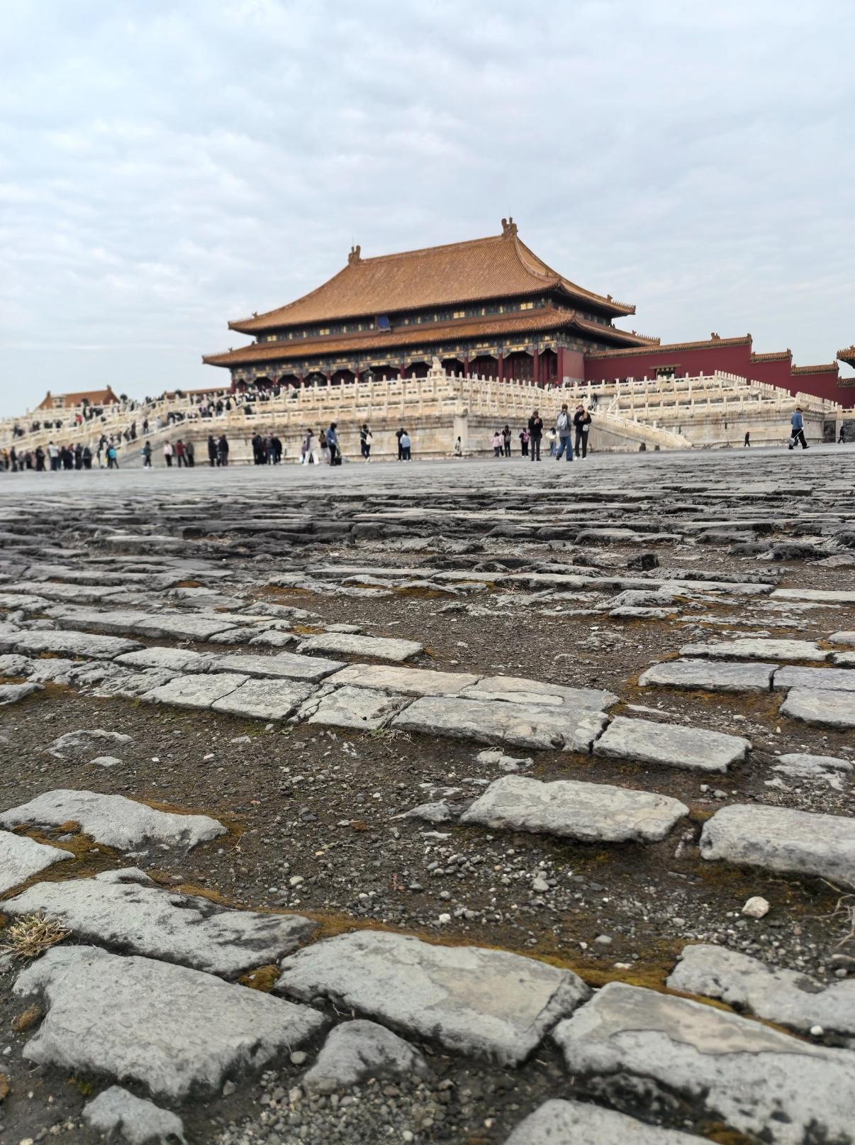 故宫的地面，居然被游客踩成了这样？砖缝里积满了土，地砖也坑坑洼洼，看着和想象里