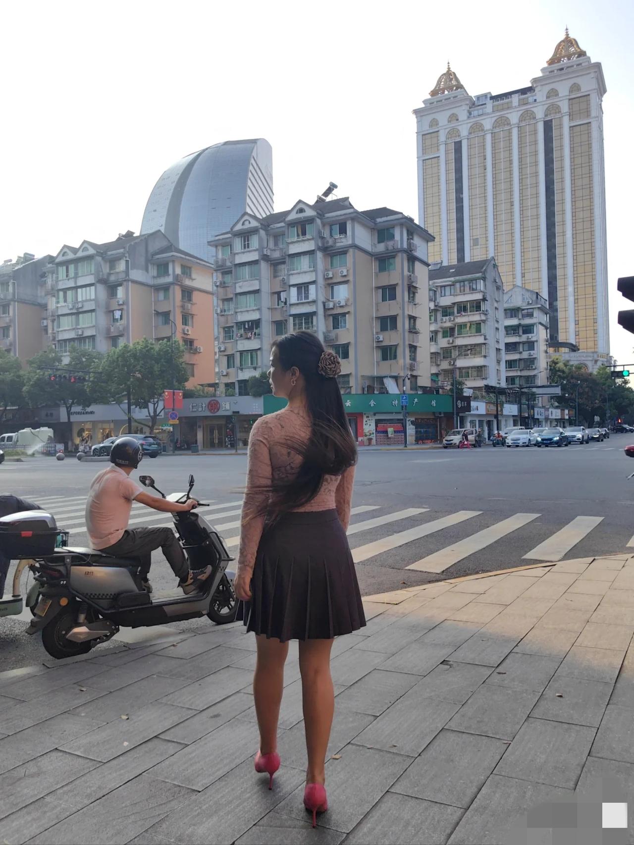 我同事这操作简直刷新三观！都和前妻离婚了居然偷偷去开房结果被前妻现任老公