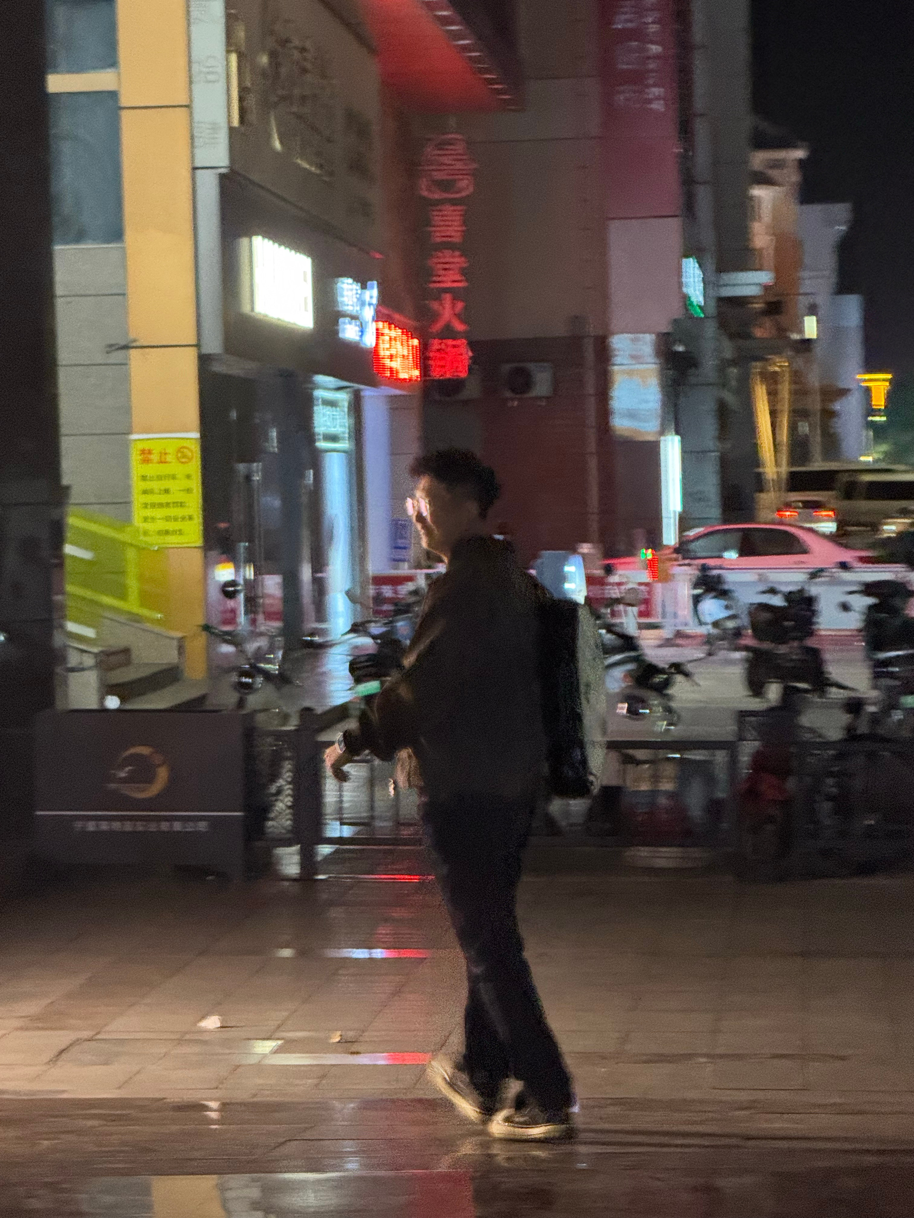 酒店门口正抽烟呢钻出来个熟人背着外设去网吧了兄弟听说你染上瓦了？天天在游戏里找