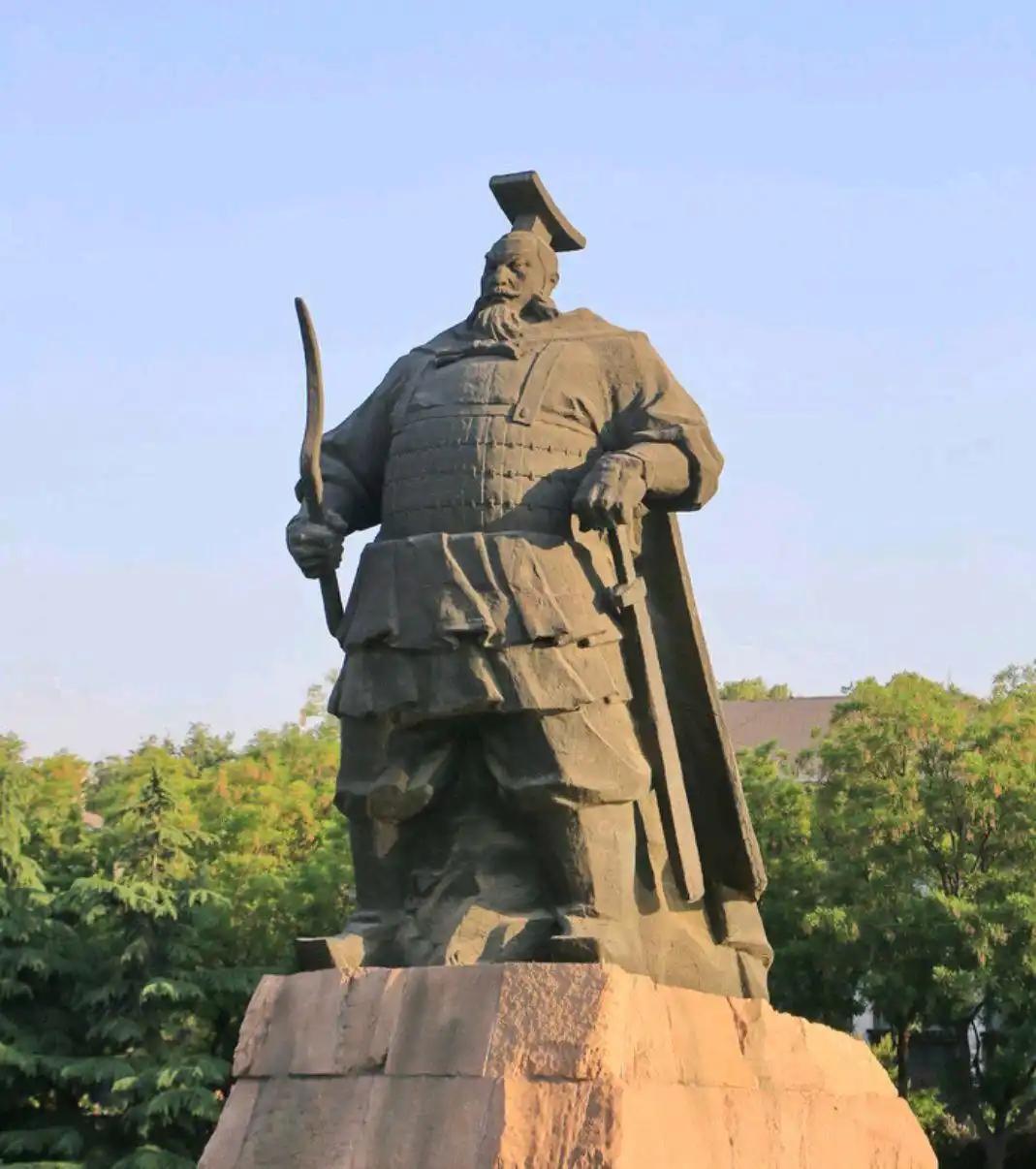 公元前295年，河北邢台沙丘宫。一个45岁的中年男人趴在冰冷的地面上，颤抖着咽下