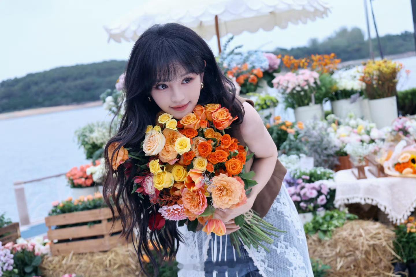 田曦薇卷发捧花照田曦薇卷发捧花ccd头像大户上新