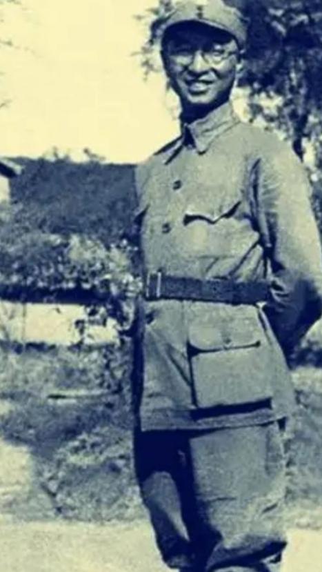1949年宋庆龄在上海问道：“陈赓，你指挥的军队有多少人呢？”面对师母询问，陈赓