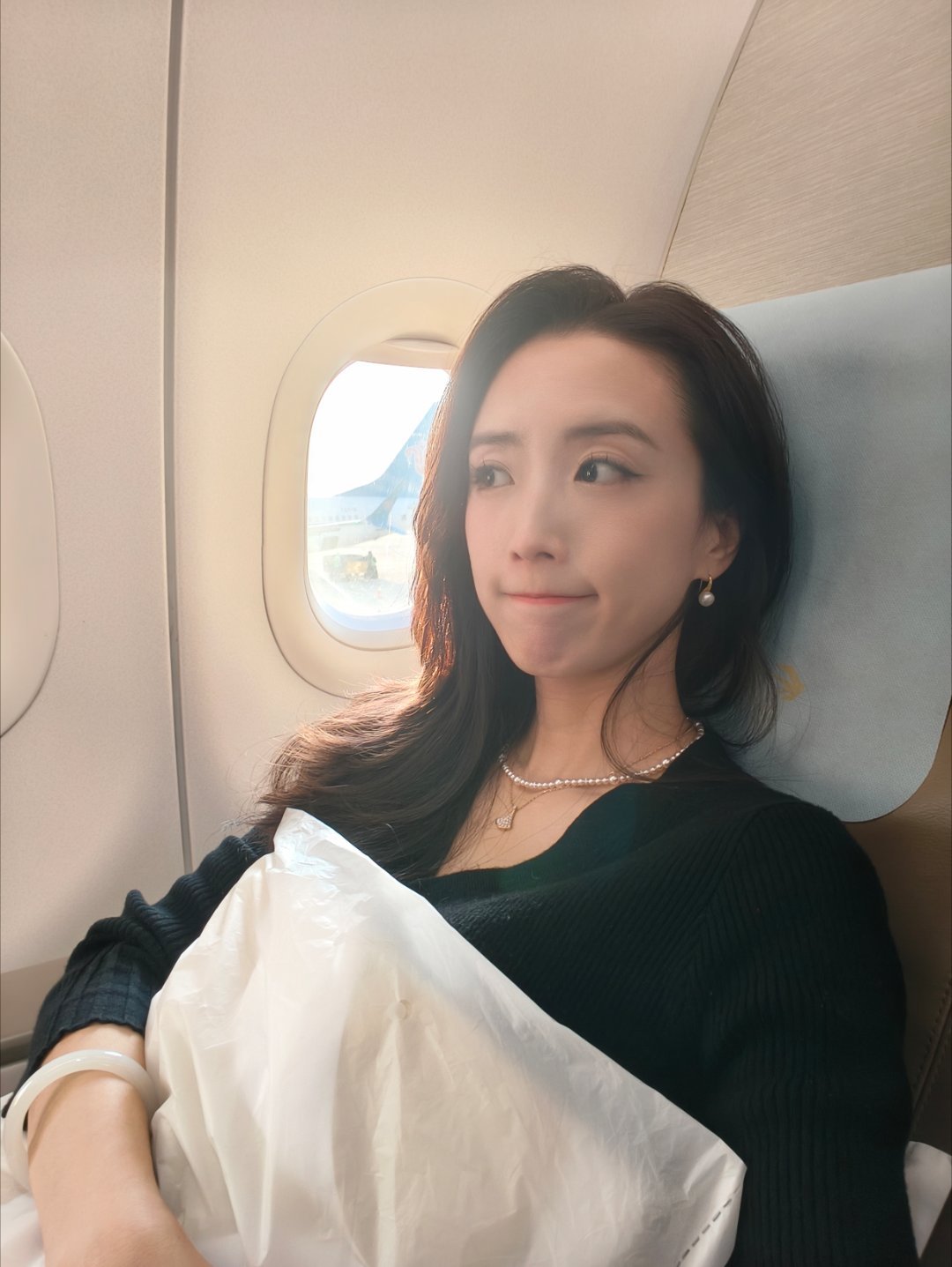 飞上海了，明天终于可以回家了！飞奔回家状态去图二[大笑]非常开心😁​​​